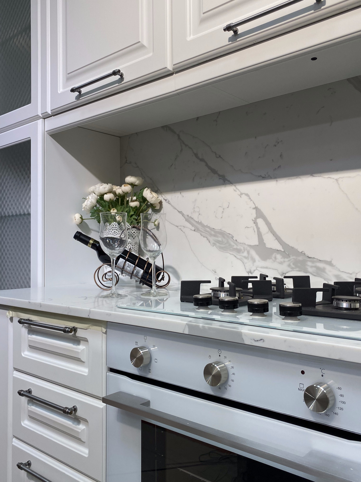 Столешница и фартук под мрамор для светлой кухни