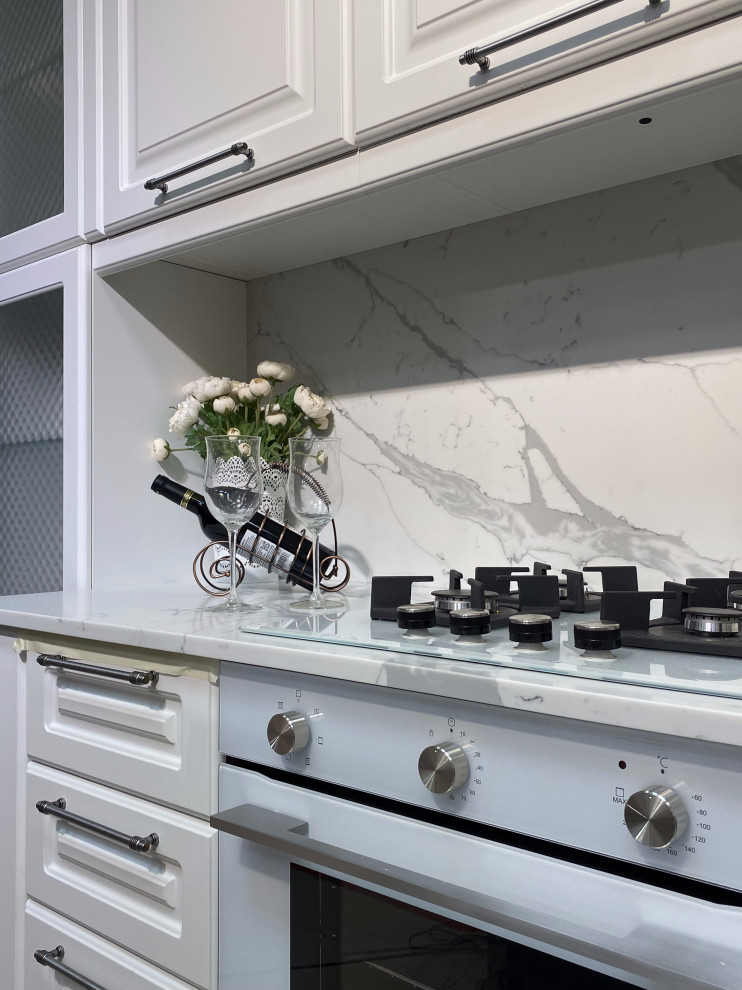 Столешница и фартук под мрамор для светлой кухни