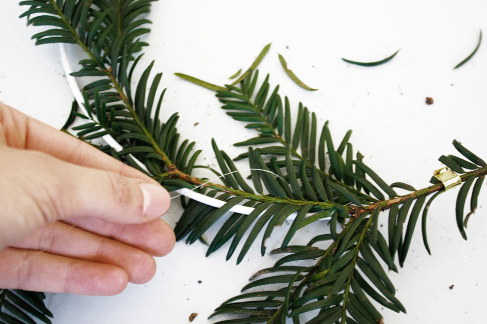 Своими руками: Новогодний венок на дверь за 30 минут