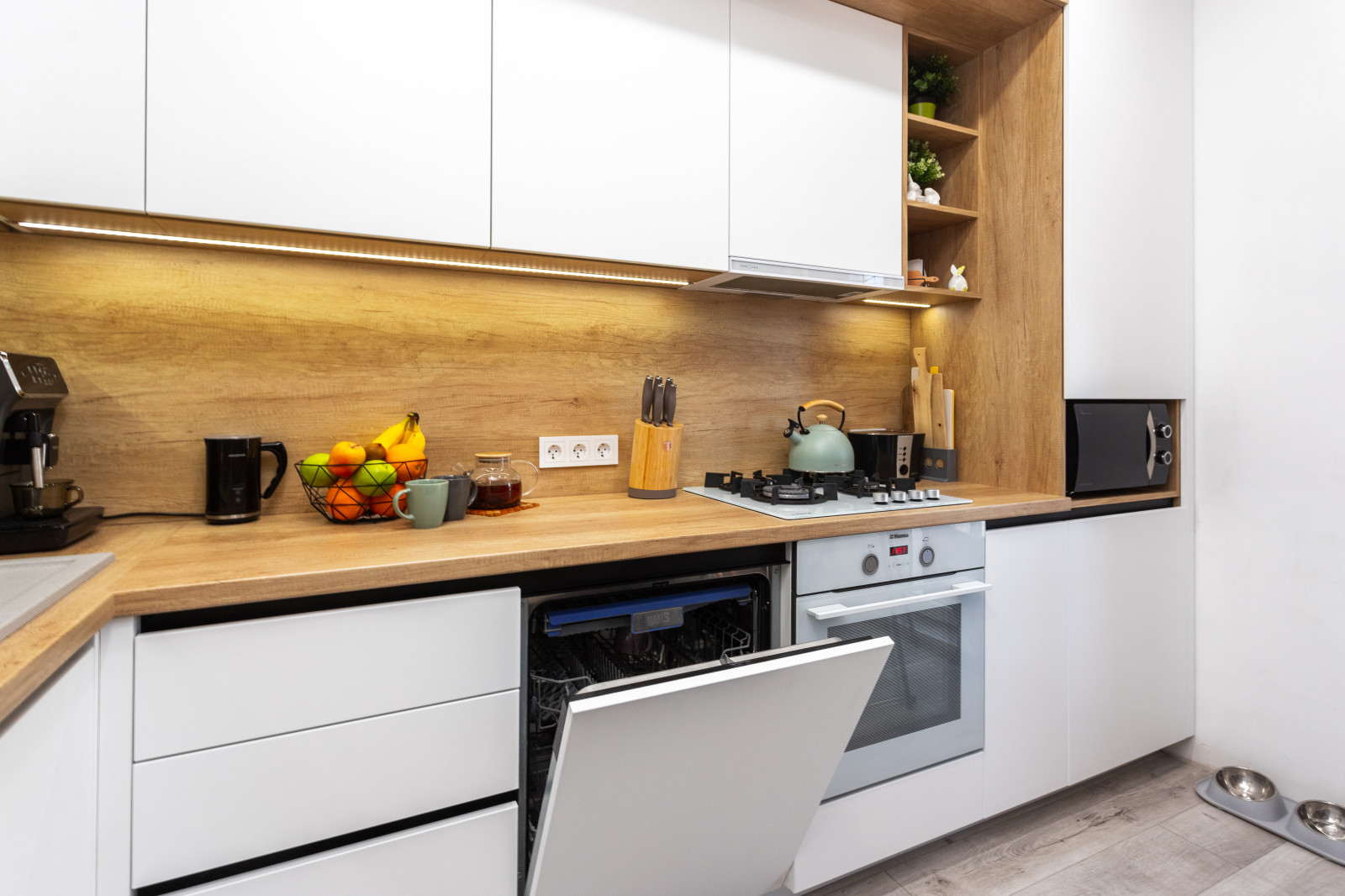 Кухня в современном стиле с витринами в Калининграде