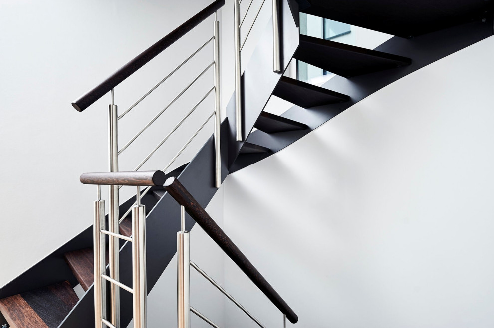 Консольная лестница в темных тонах