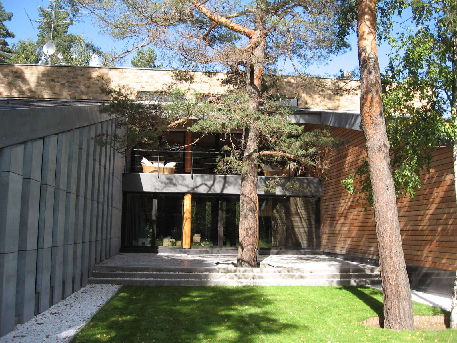 Дом в соснах у пруда