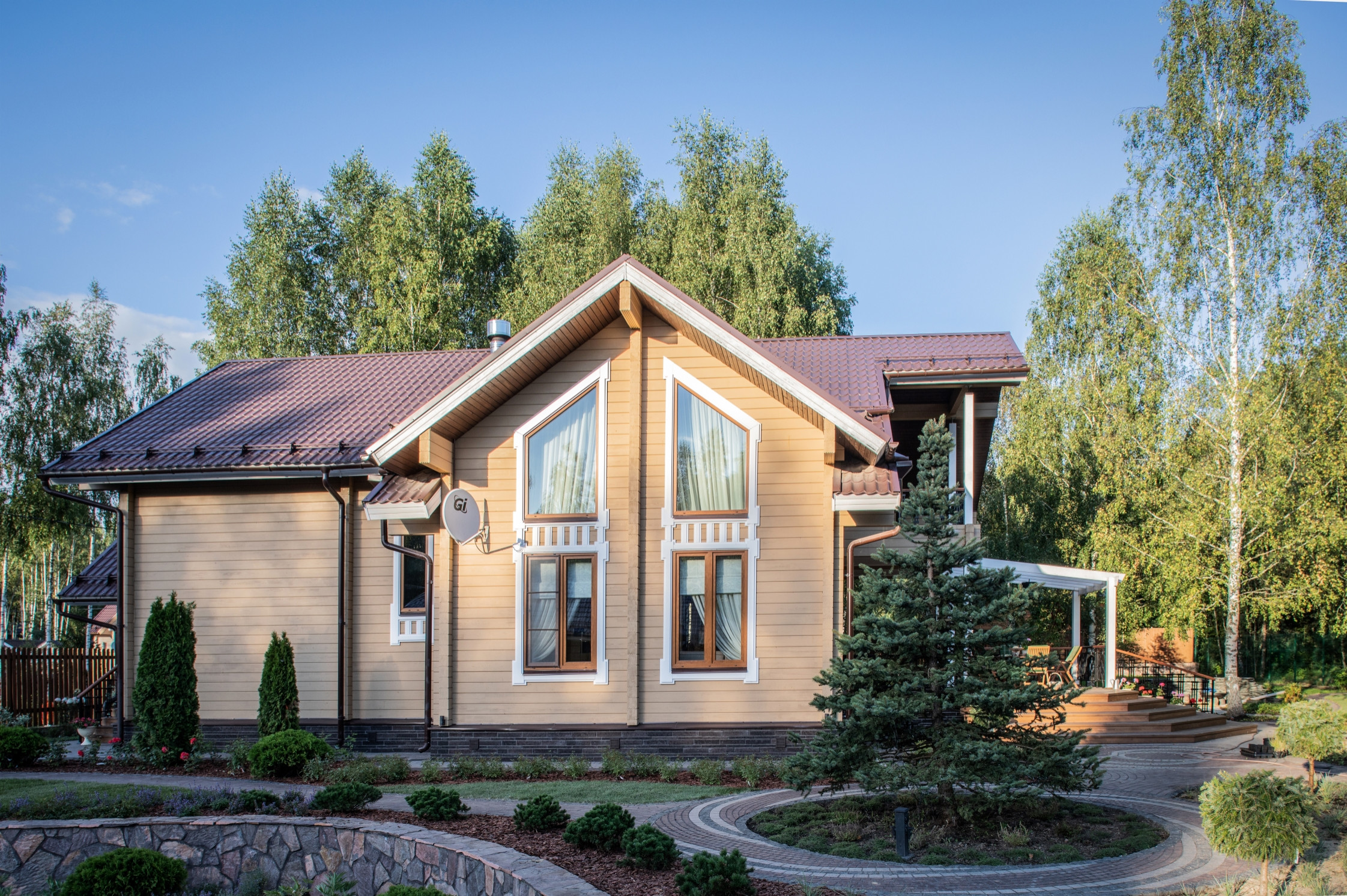 Houzz тур: Загородный дом с березовой рощей и камином