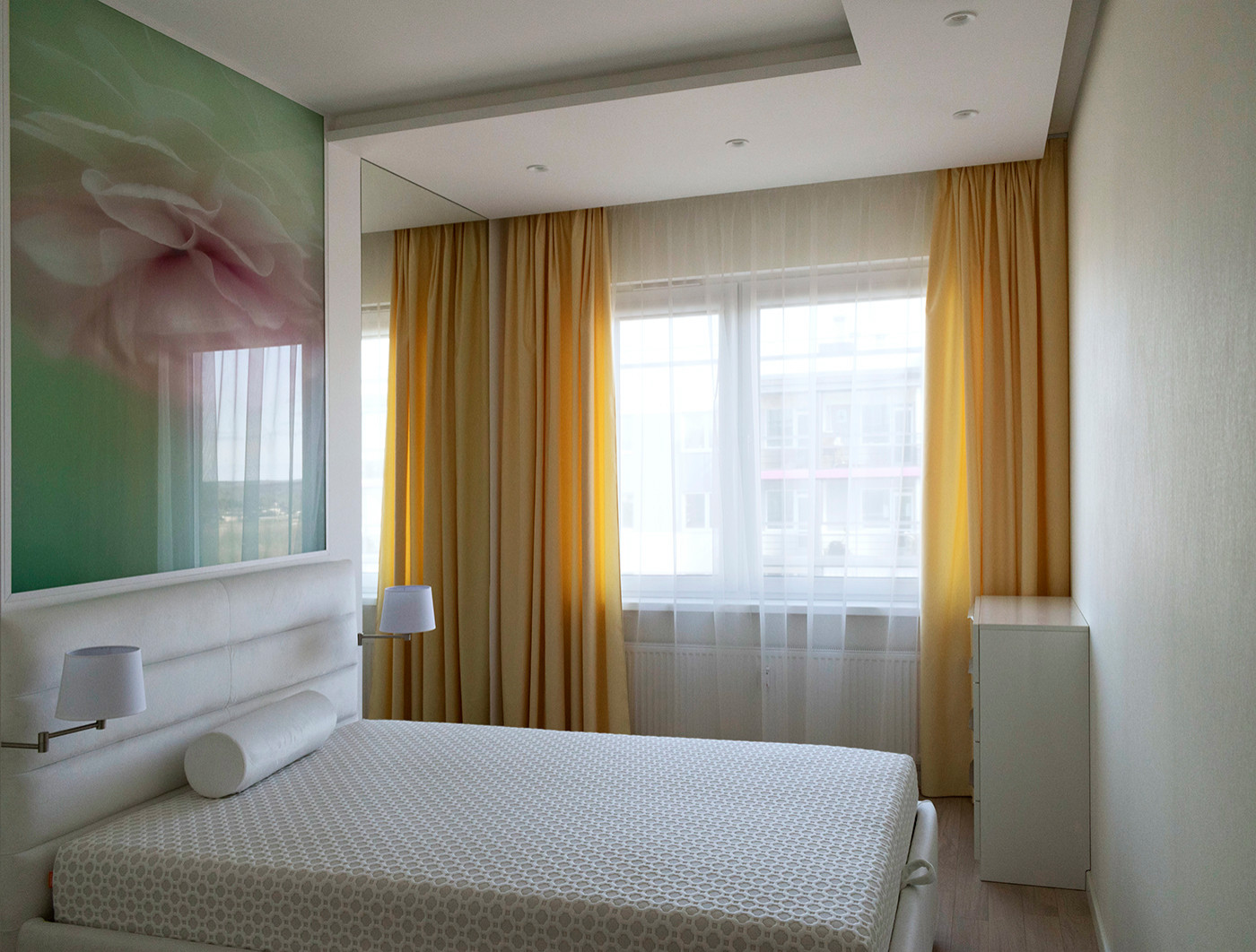 Желтые шторы в современном интерьере.