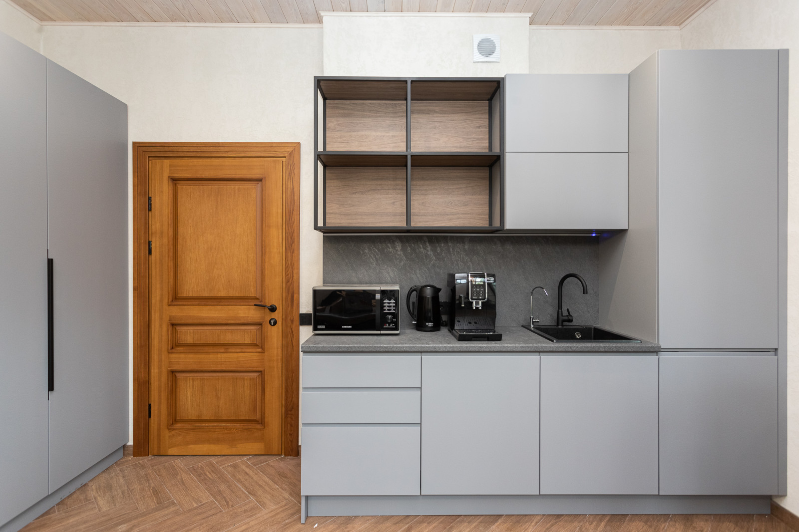 Кухня в современном стиле в гостиничном комплексе