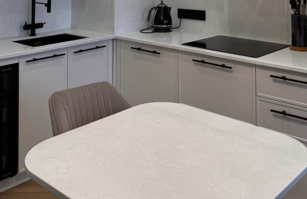 Кухня во французском стиле в светлых тонах