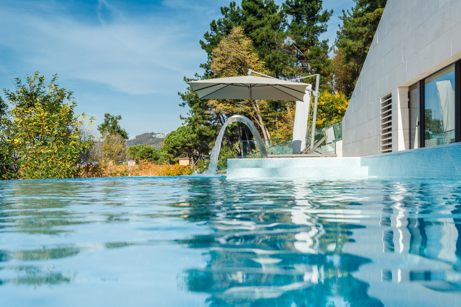 Открытый бассейн infinity в REEF RESIDENCE.