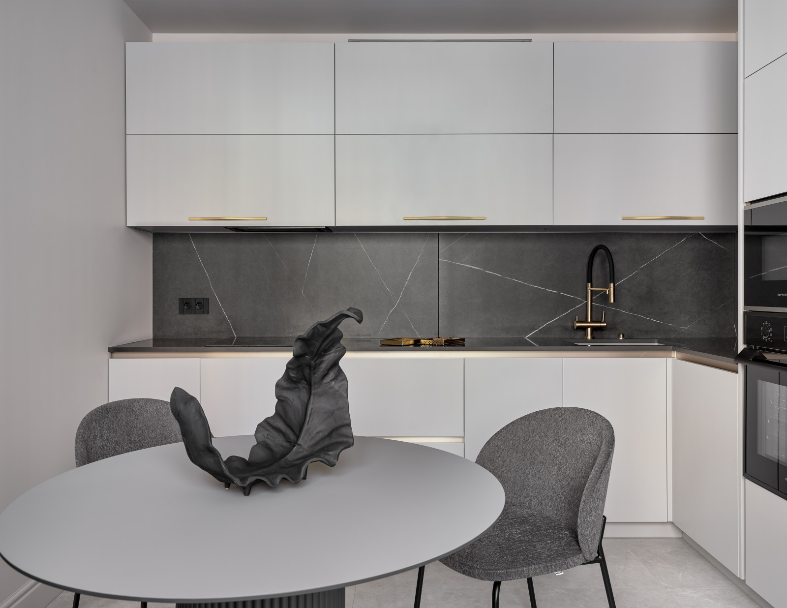 Стильный монохром - трехкомнатная квартира