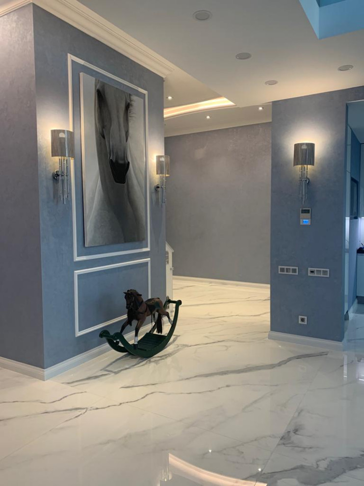 Отделка квартиры штукатуркой перламутровый песок в благородном голубом оттенке