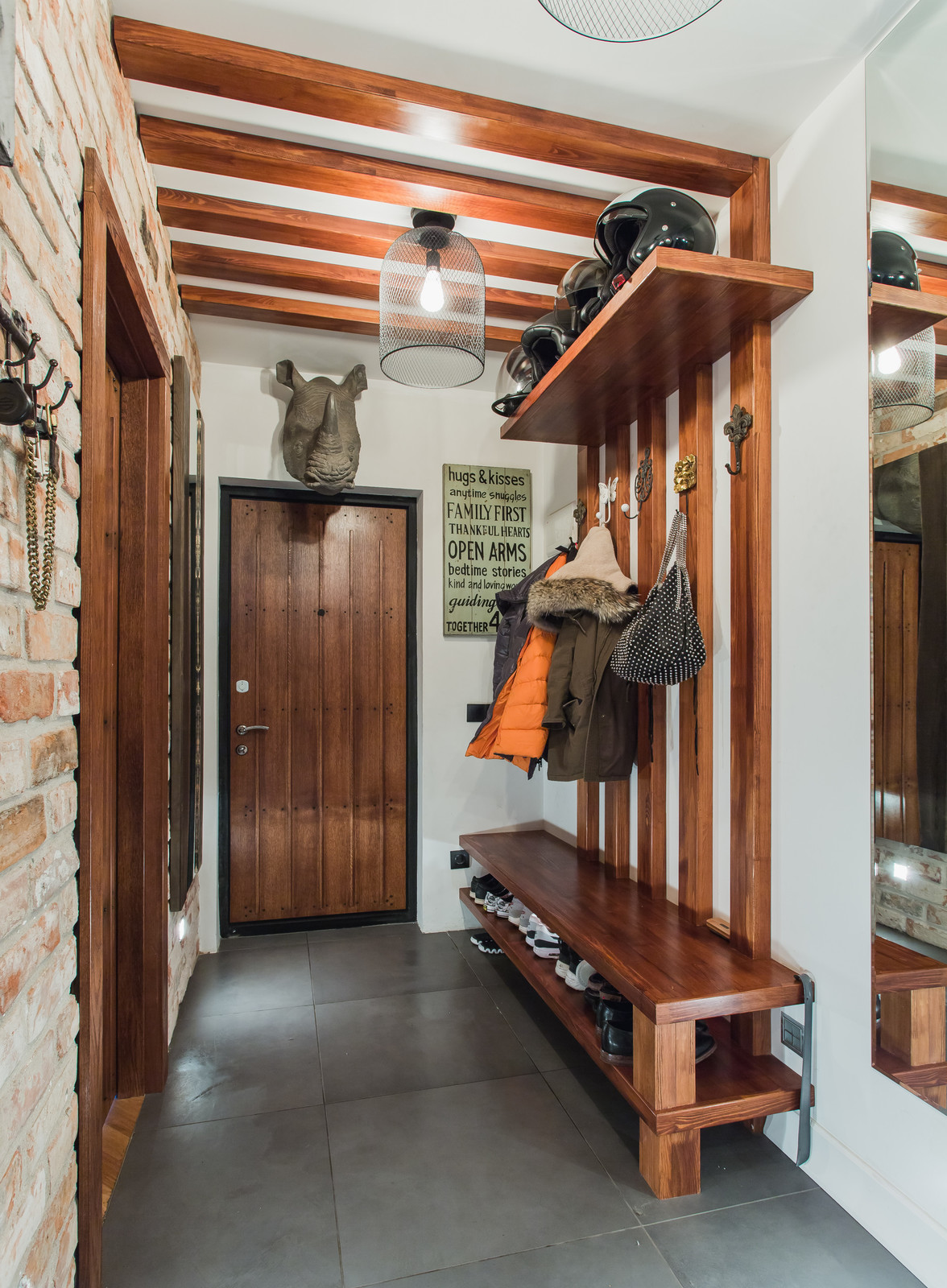 В гостях: Фьюжн-интерьер с черной спальней и цветами на стенах