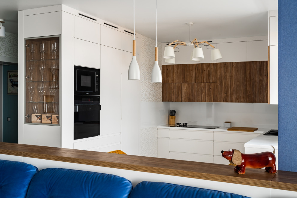 Белая кухня на которой есть газ