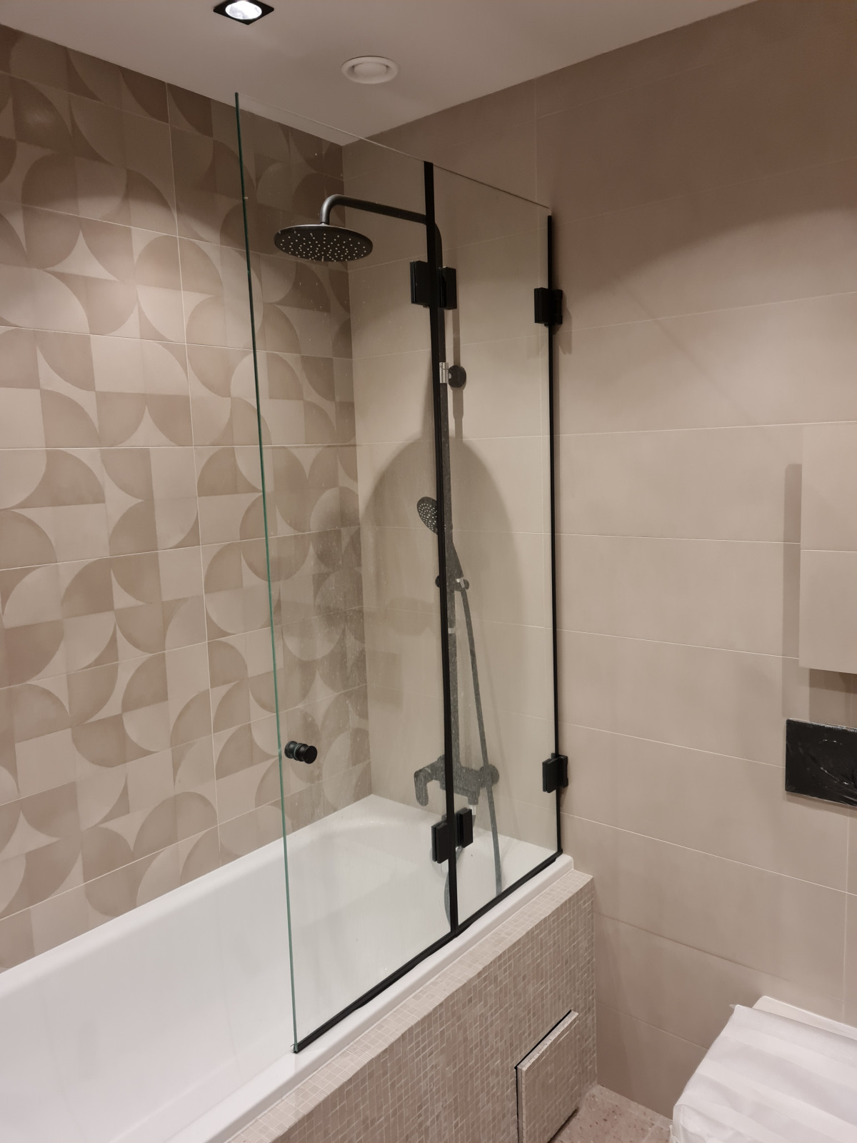 Стеклянная шторка для ванной