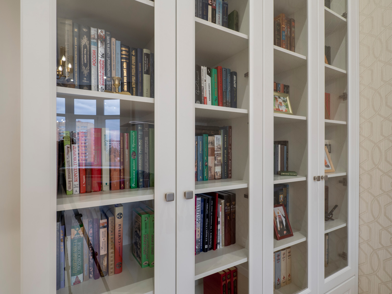 Меблировка спальни и кабинета в светло-мятном цвете