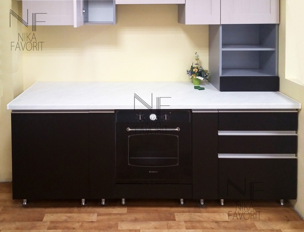 MODERN KITCHEN WITH VENEERED FRONTS