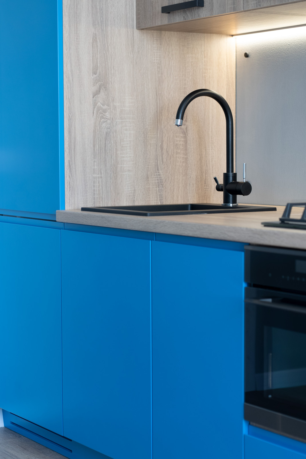 Многофункциональная кухня в ярком цвете