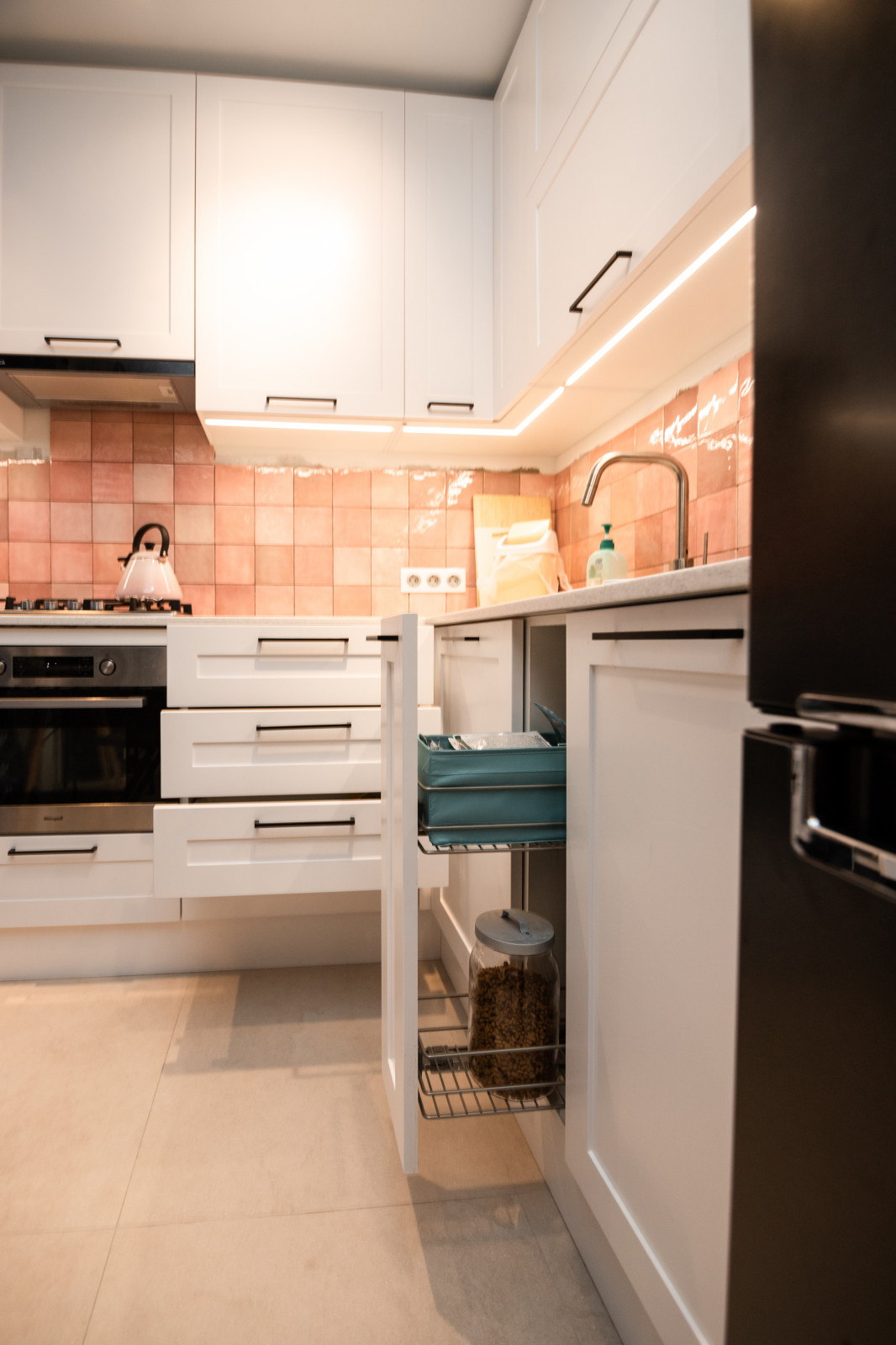 Белая небольшая кухня в стиле неоклассика