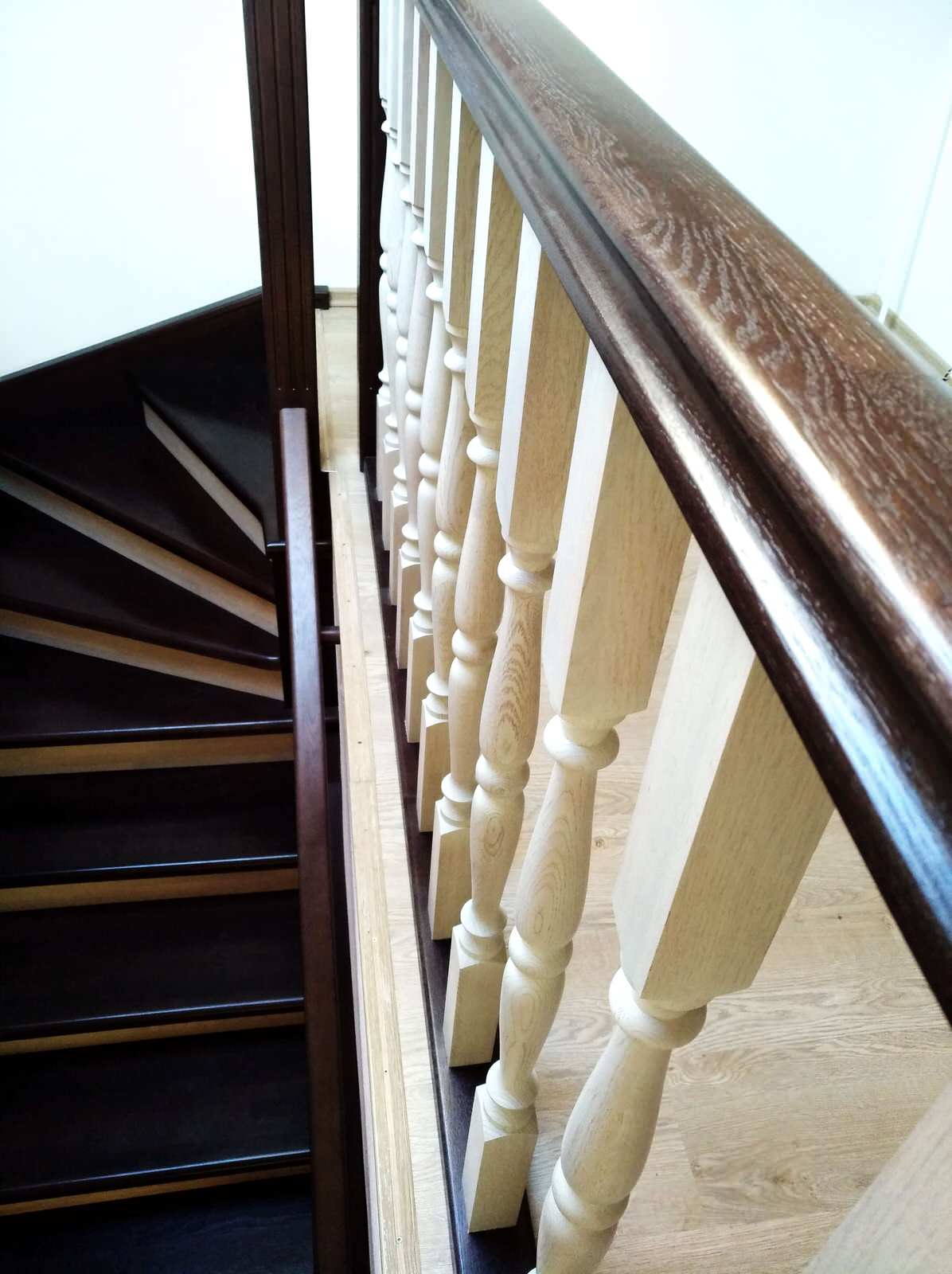 Лестница из дуба, обшивка каркаса