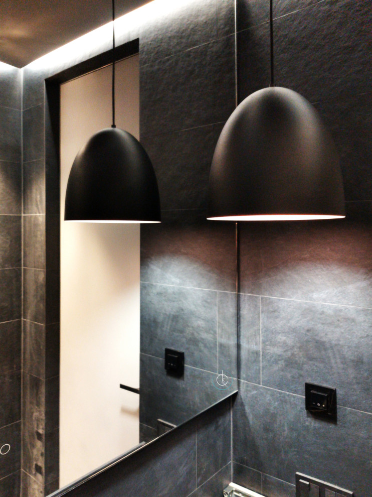 Санузел с премиум остеклением душевых во всю высоту