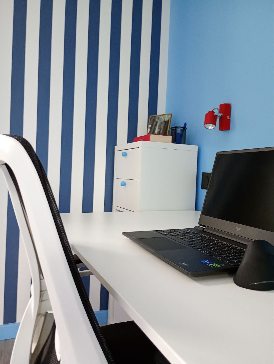 Une chambre aux couleurs vives pour un adolescent qui aime la couleur