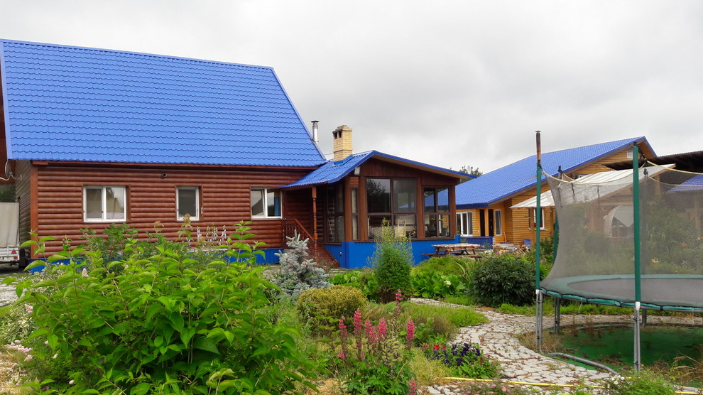 Деревянный дом с фасадом из металического сайдинга, баня с бассейном.