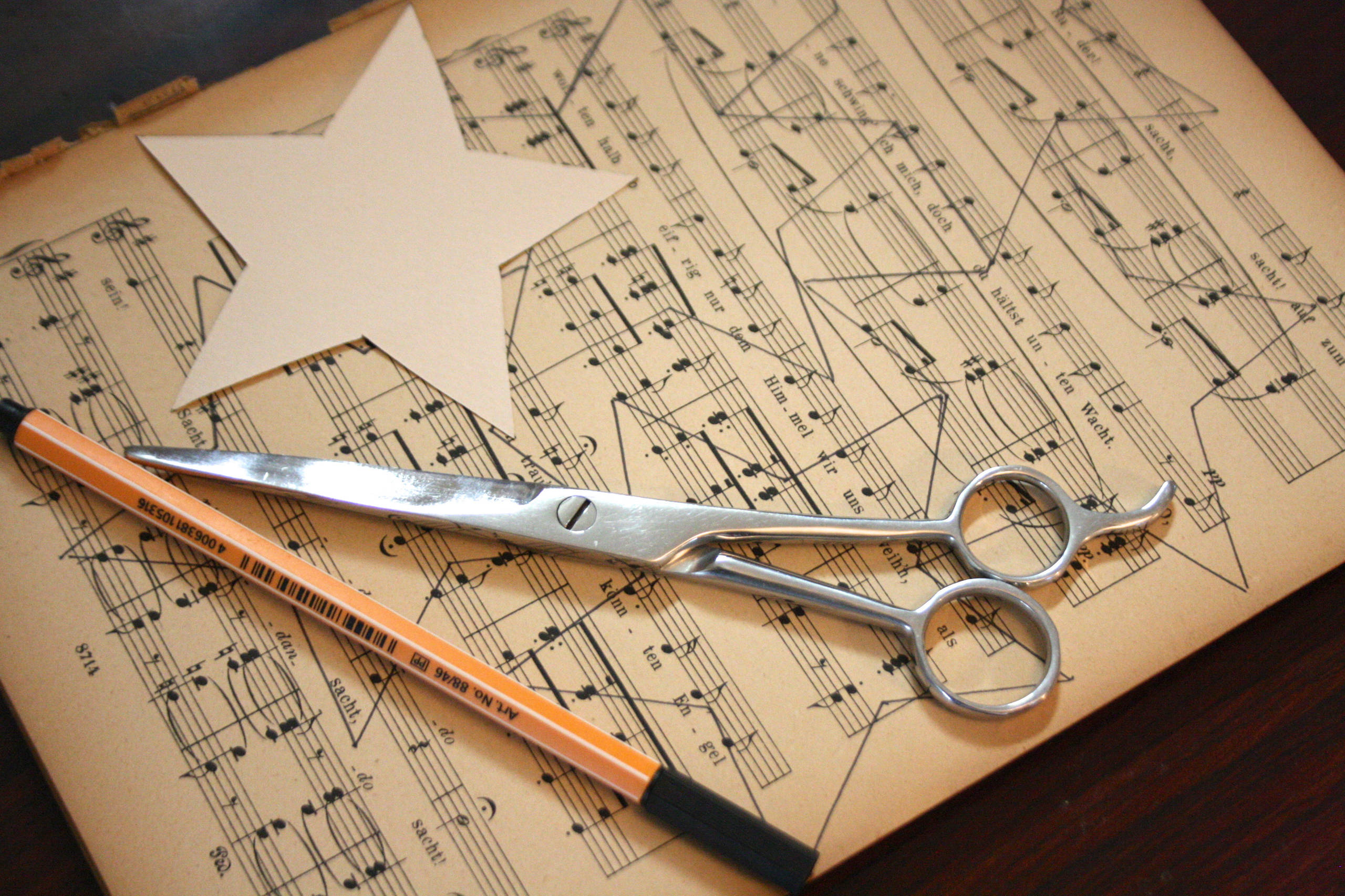 DIY: 4 способа сделать новогодние украшения из бумаги своими руками