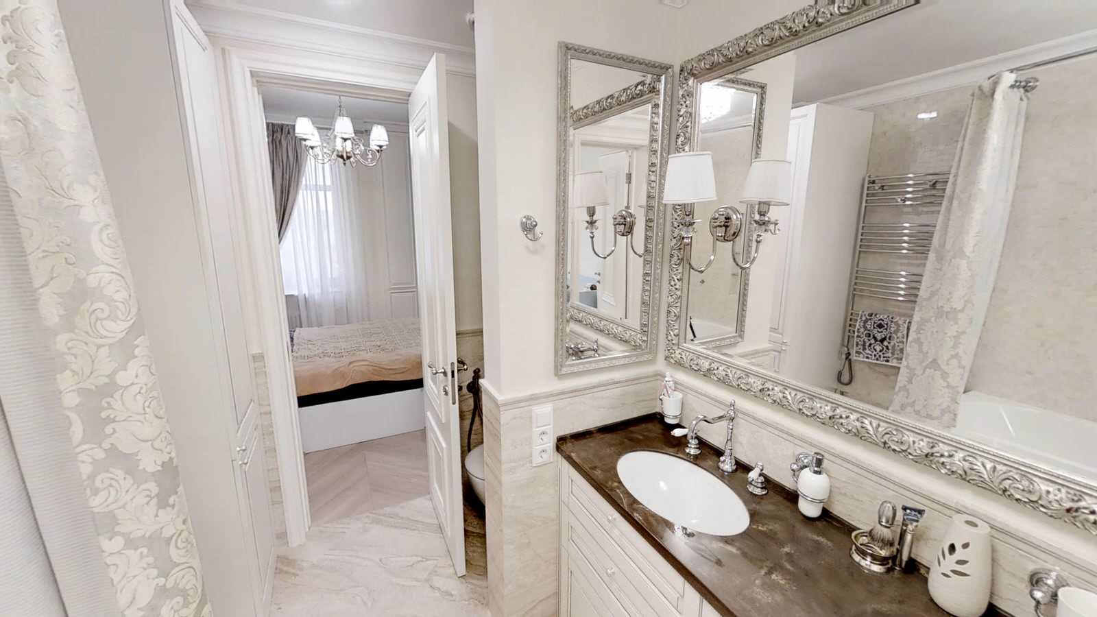 Ванная комната с двумя дверями. Проходная комната.