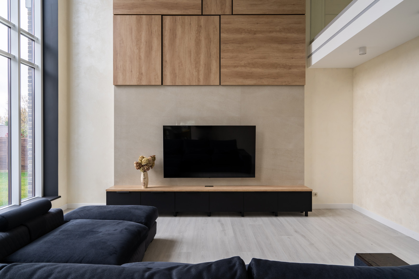 Черная тв тумба и настенные панели под дерево
