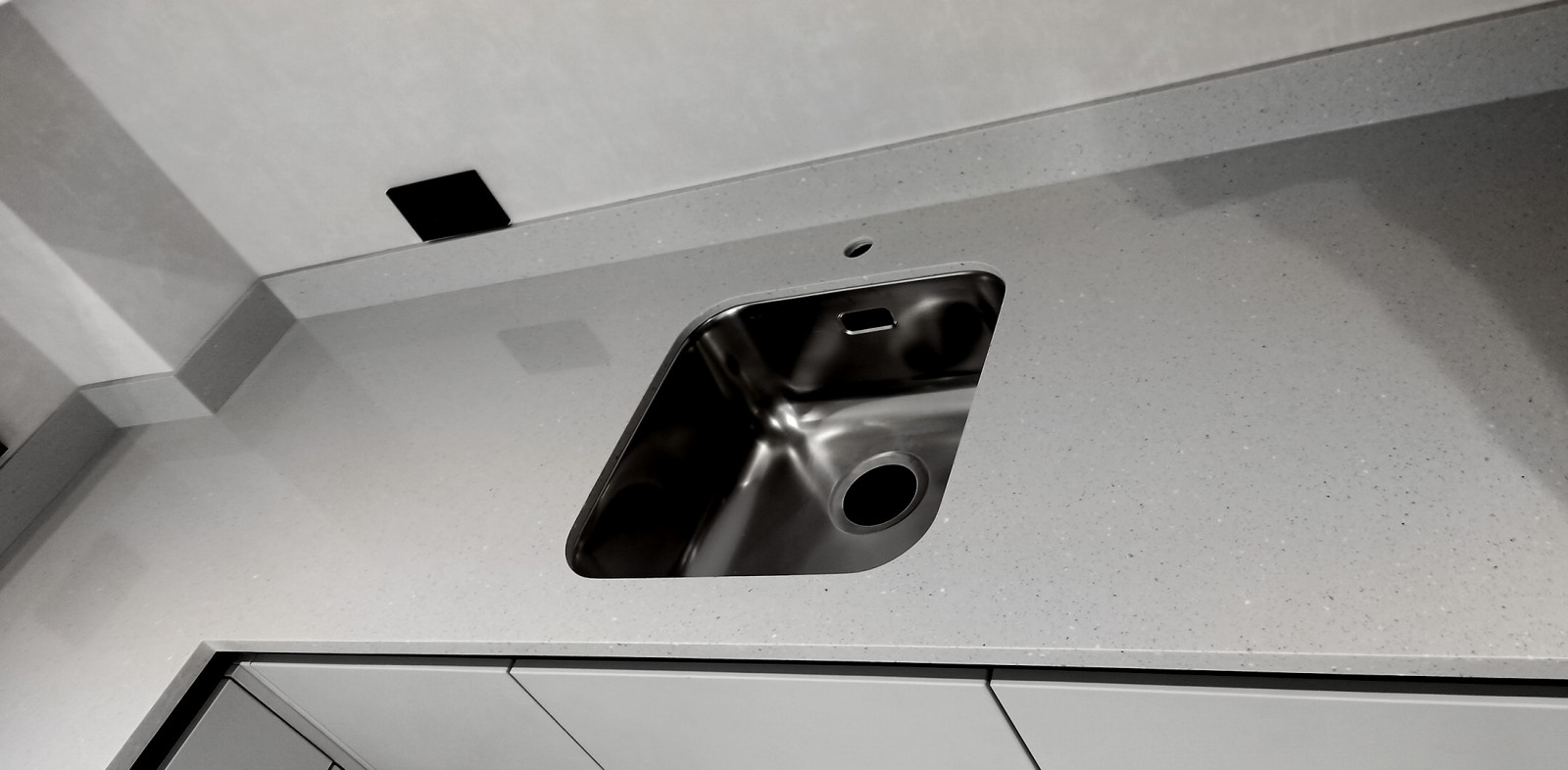 Серая кухонная столешница из искусственного камня Hi-Macs под бетон