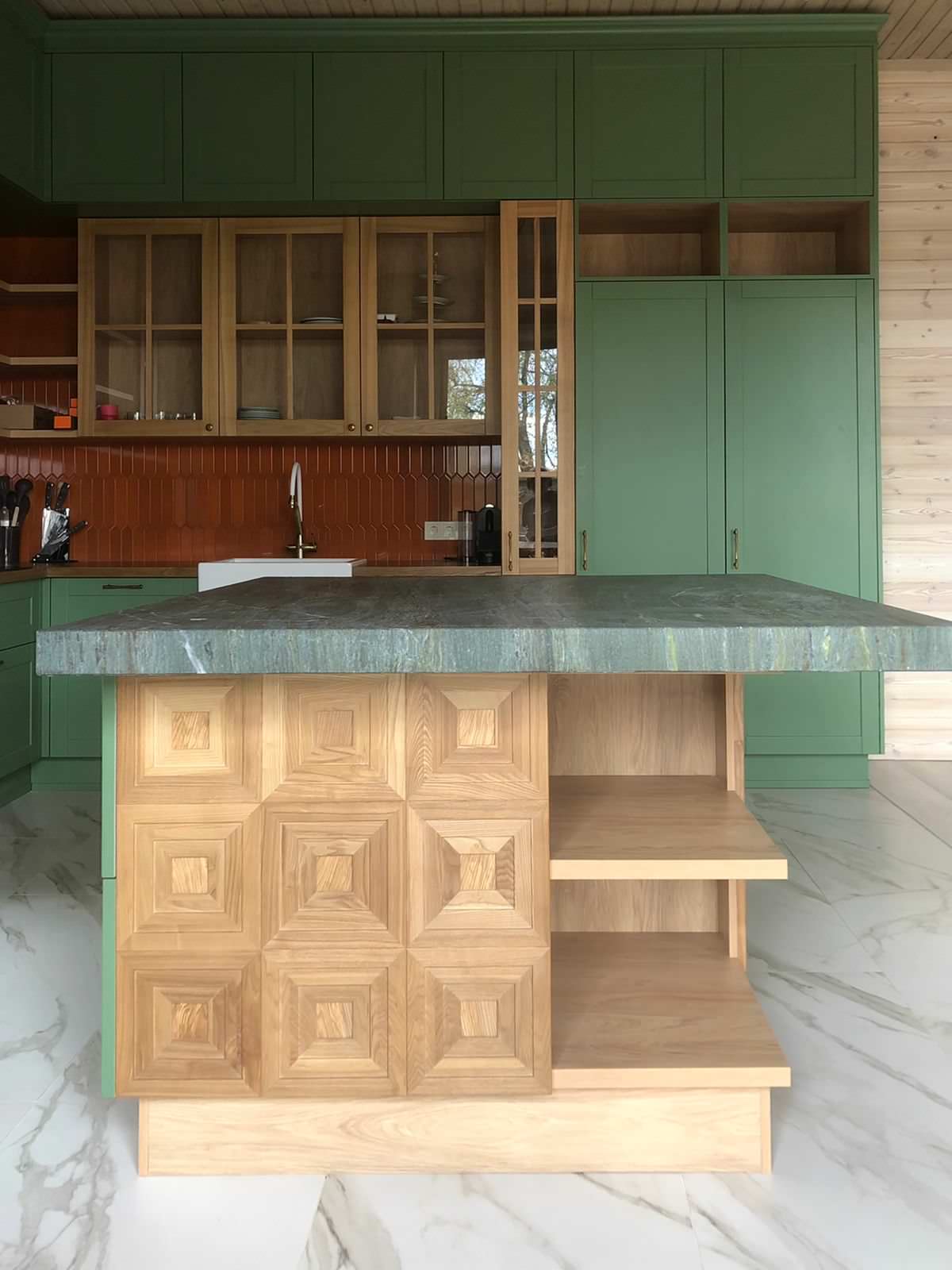 Обложка проекта: Кухня в зеленом и древесном тонах с подсветкой и оригинальным островом