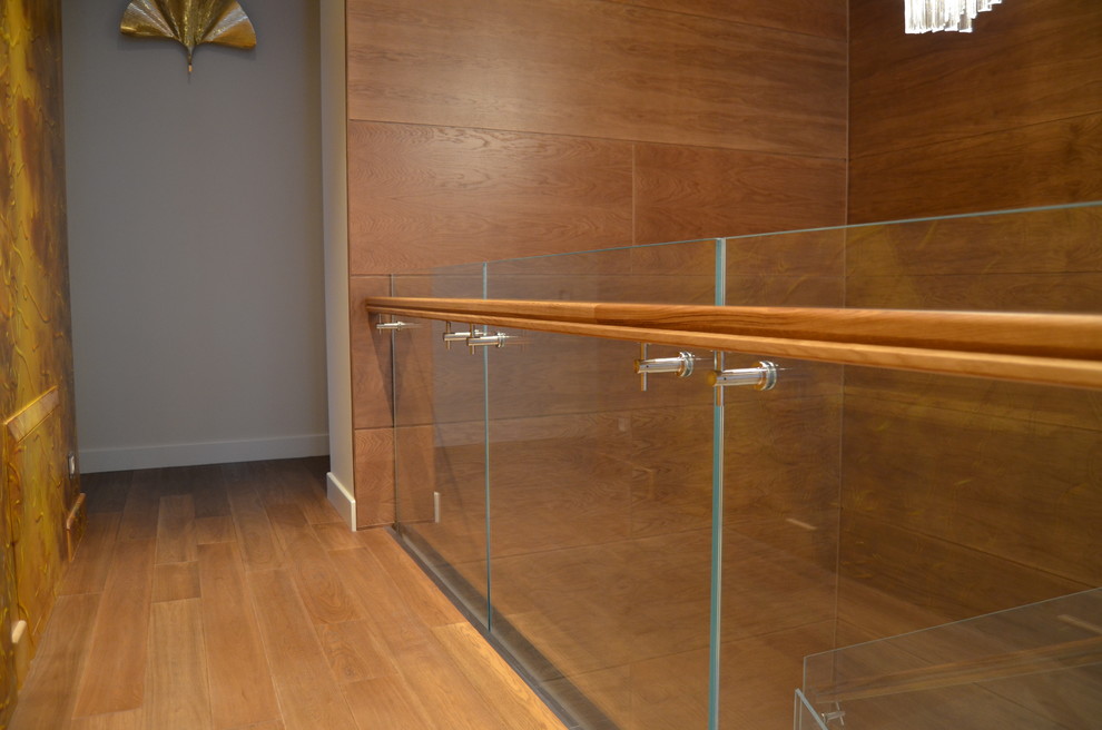 Стильная лестница со стеклянным ограждением (2018)