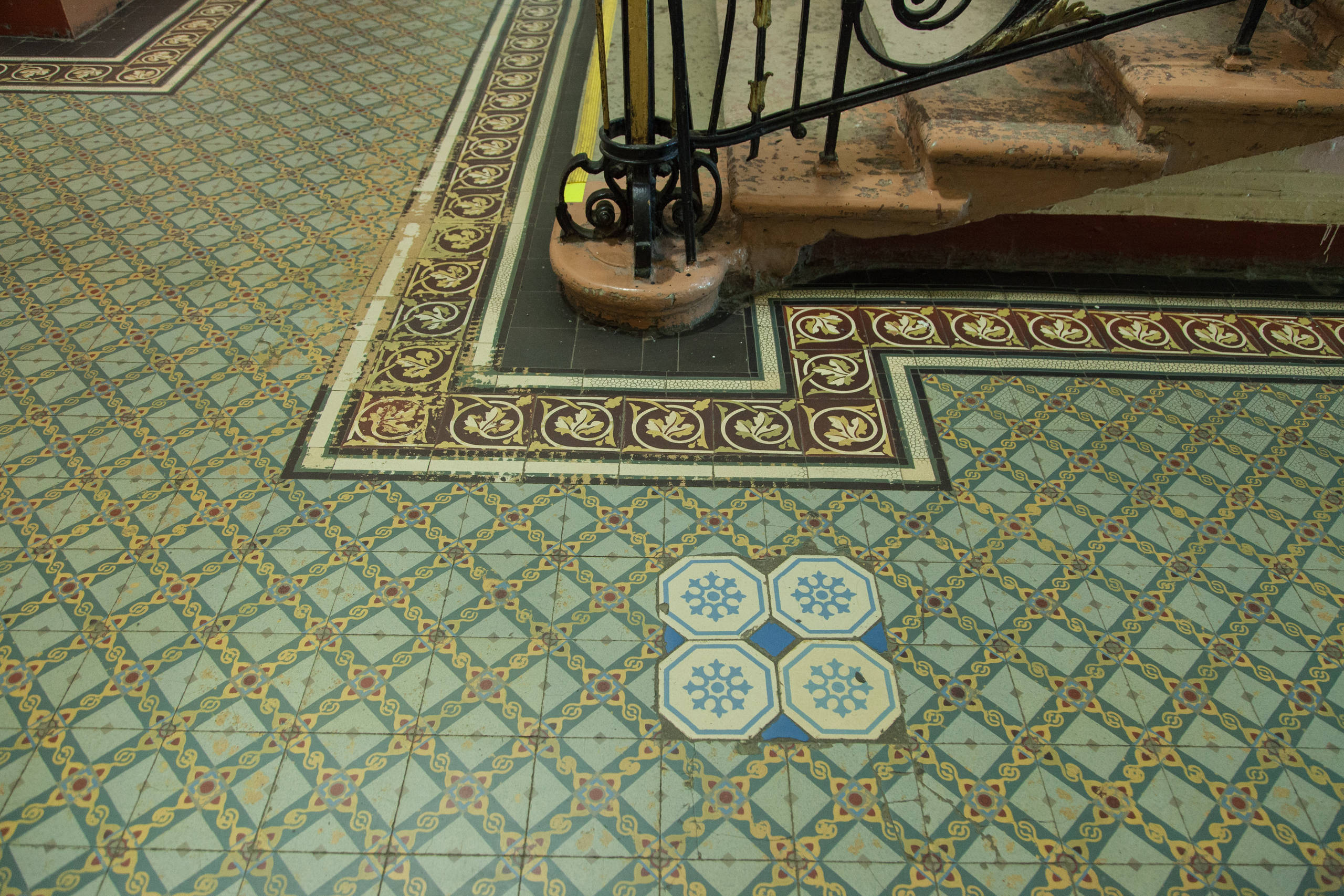 Фотоохота: 24 кадра из парадных доходного Петербурга