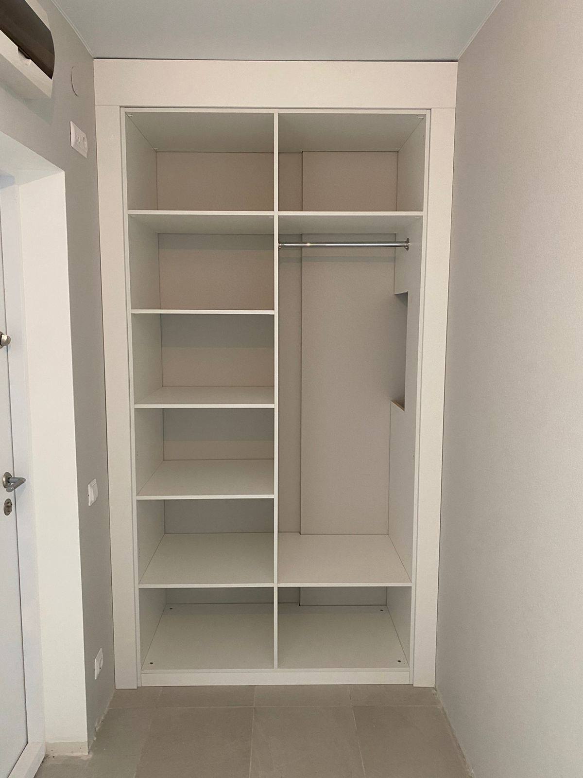 Встроенные распашные шкафы