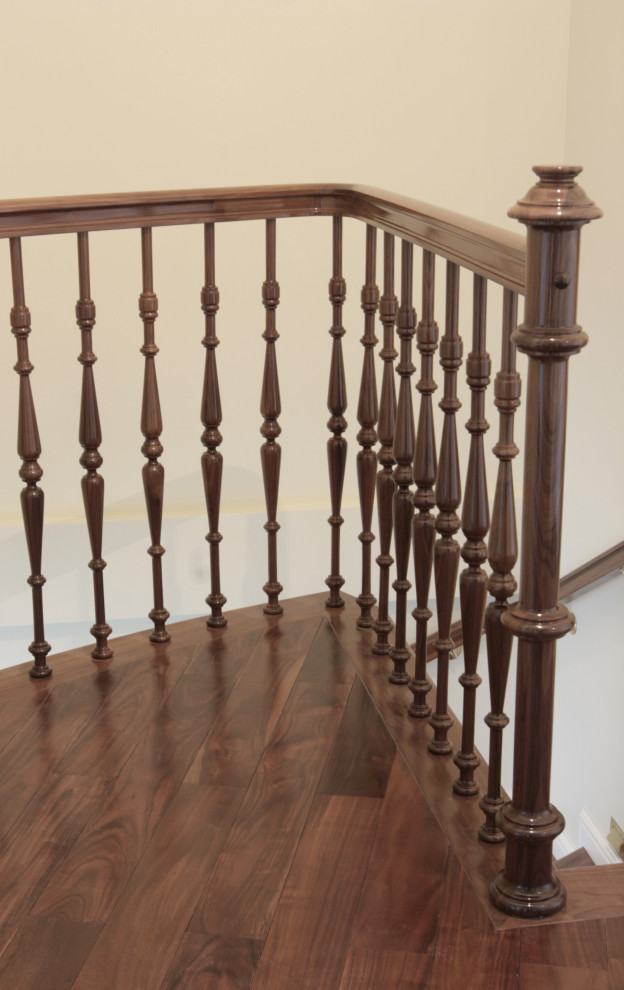 Обложка проекта: Деревянное ограждение в классическом стиле