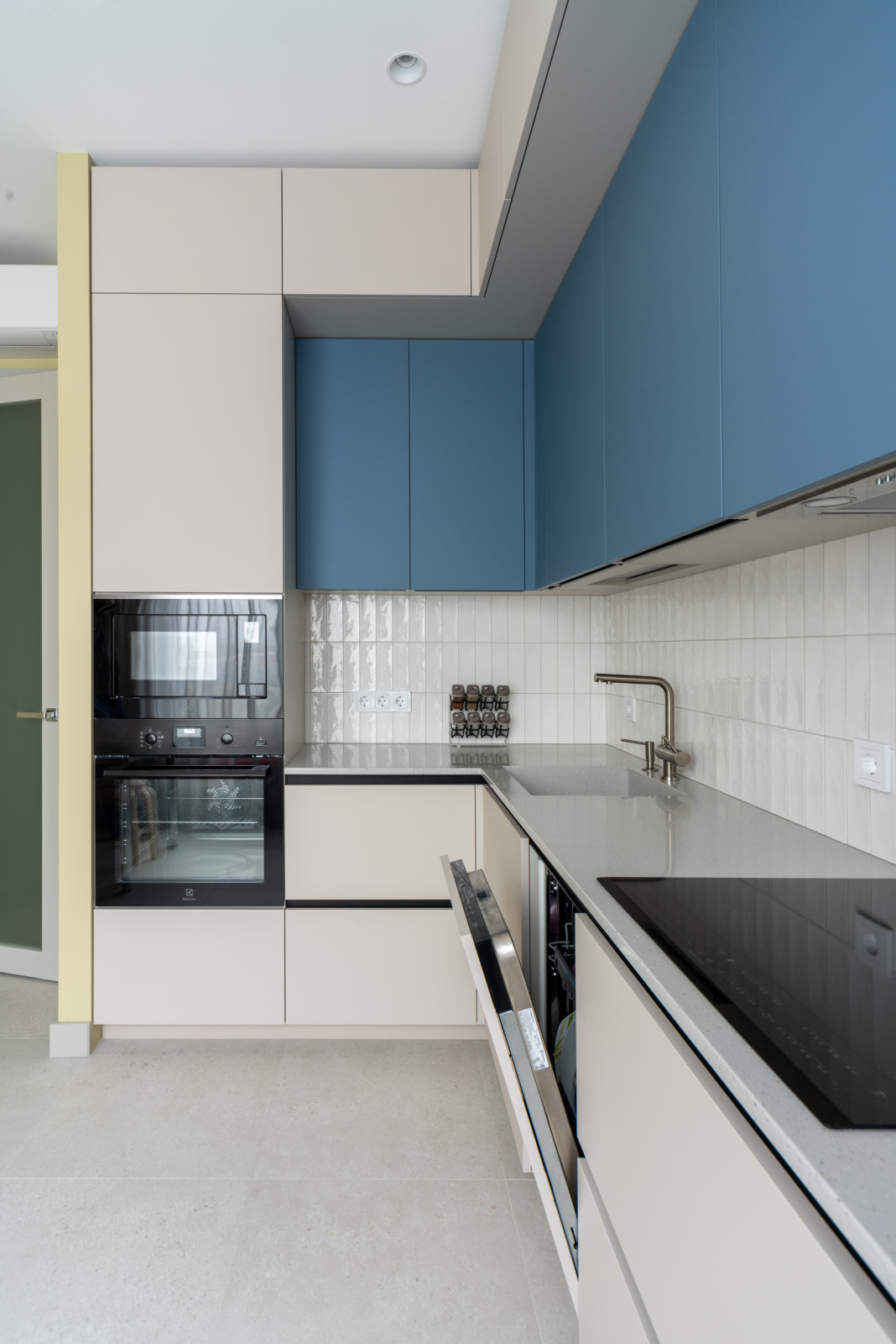 Двухуровневая угловая кухня