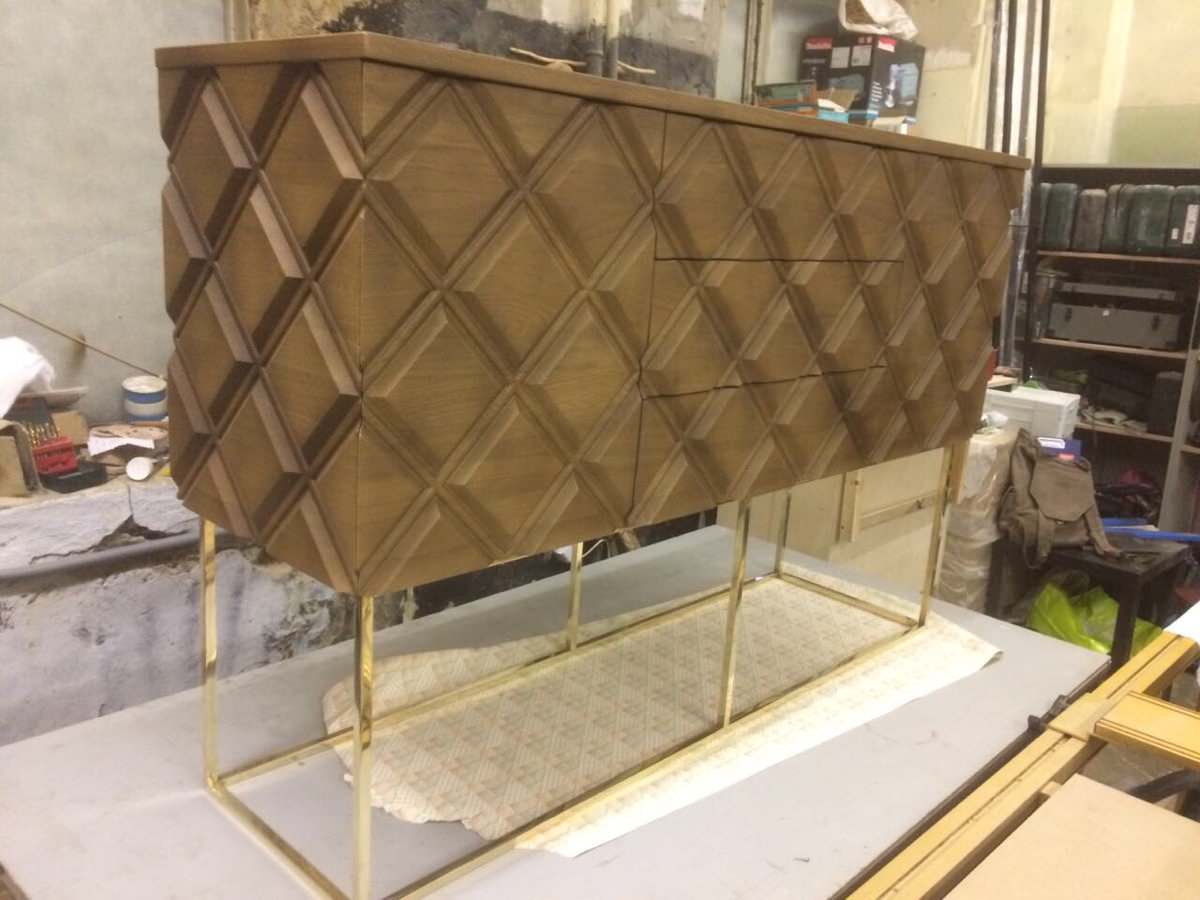 Комод с геометрическим декором