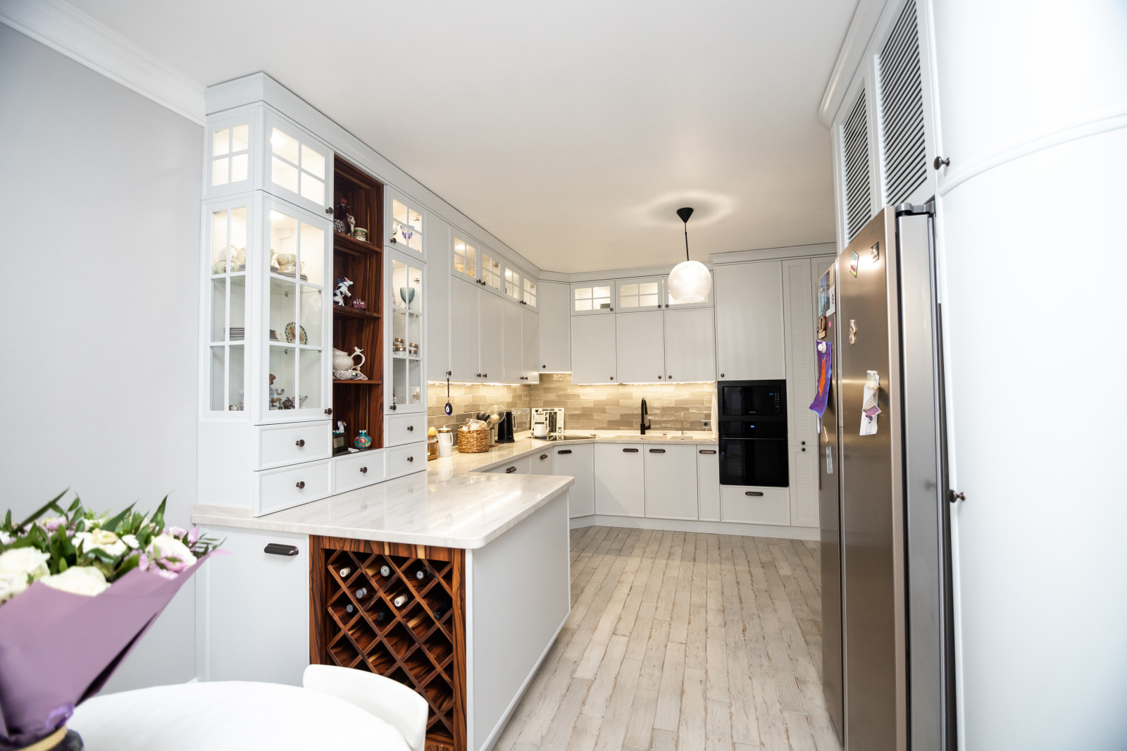 Светлая кухня с деревянными элементами