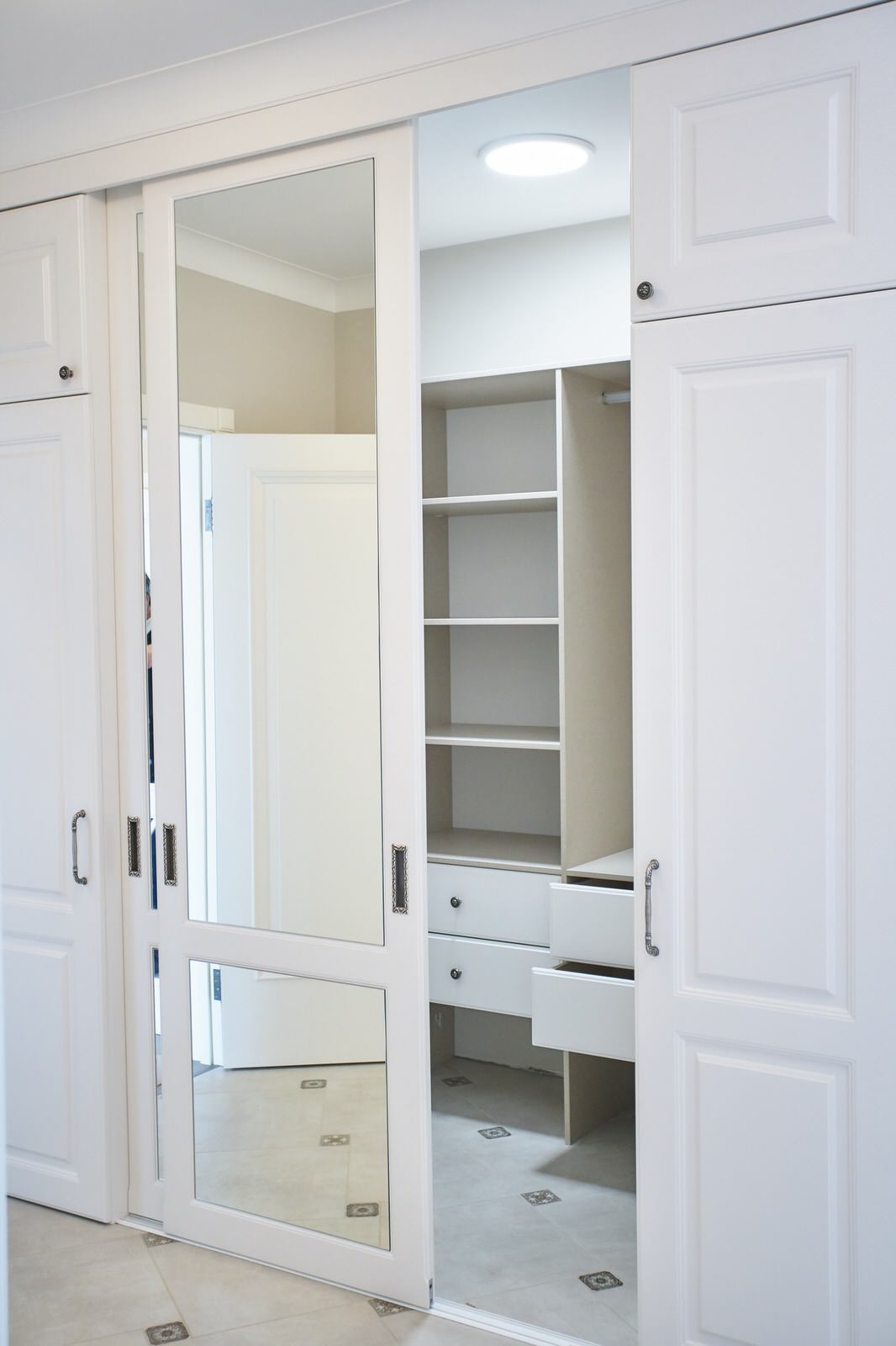 Раздвижные двери-купе raumplus для гардеробной