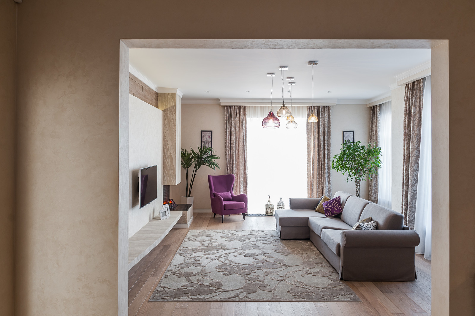 Загородный дом с розовой столовой