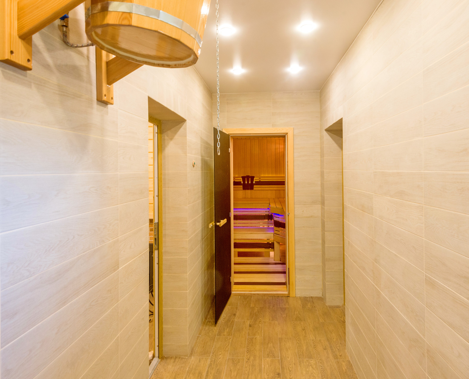 Помывочная в доме-бане из клееного бруса