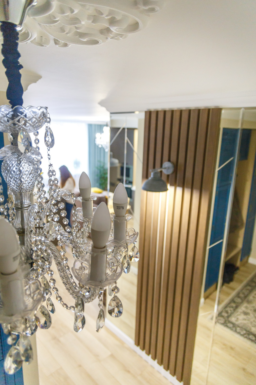 Разноцветная двухкомнатная квартира для девушки, которая любит вязать.