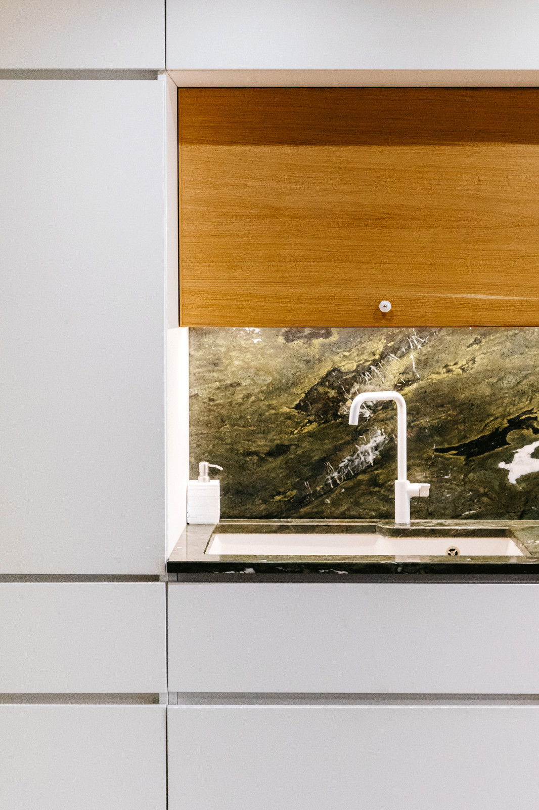 Фартук и столешница изготовлены из натурального гранита