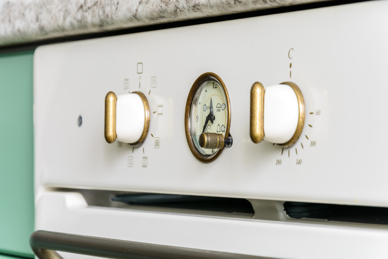 Зелёная кухня в неоклассическом стиле в Заречном