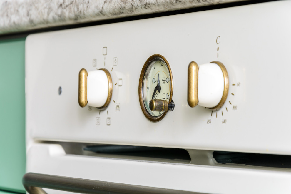 Зелёная кухня в неоклассическом стиле в Заречном