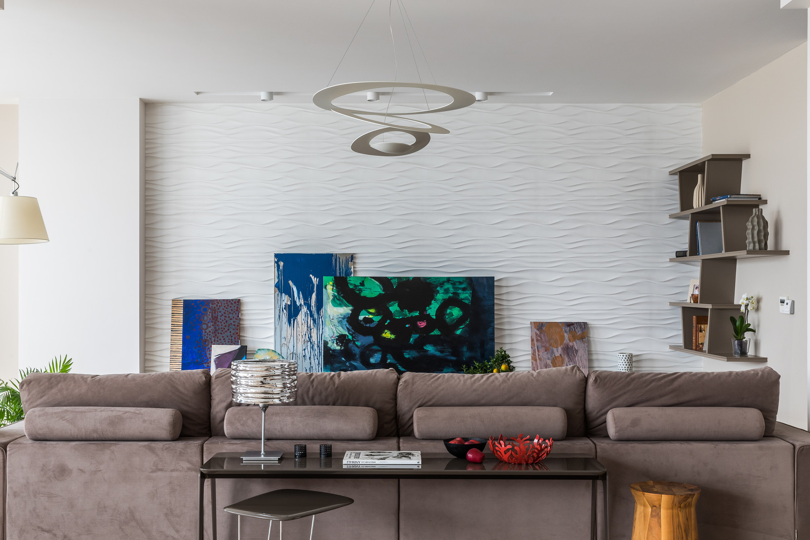 Интерьер частного дома с яркими акцентами