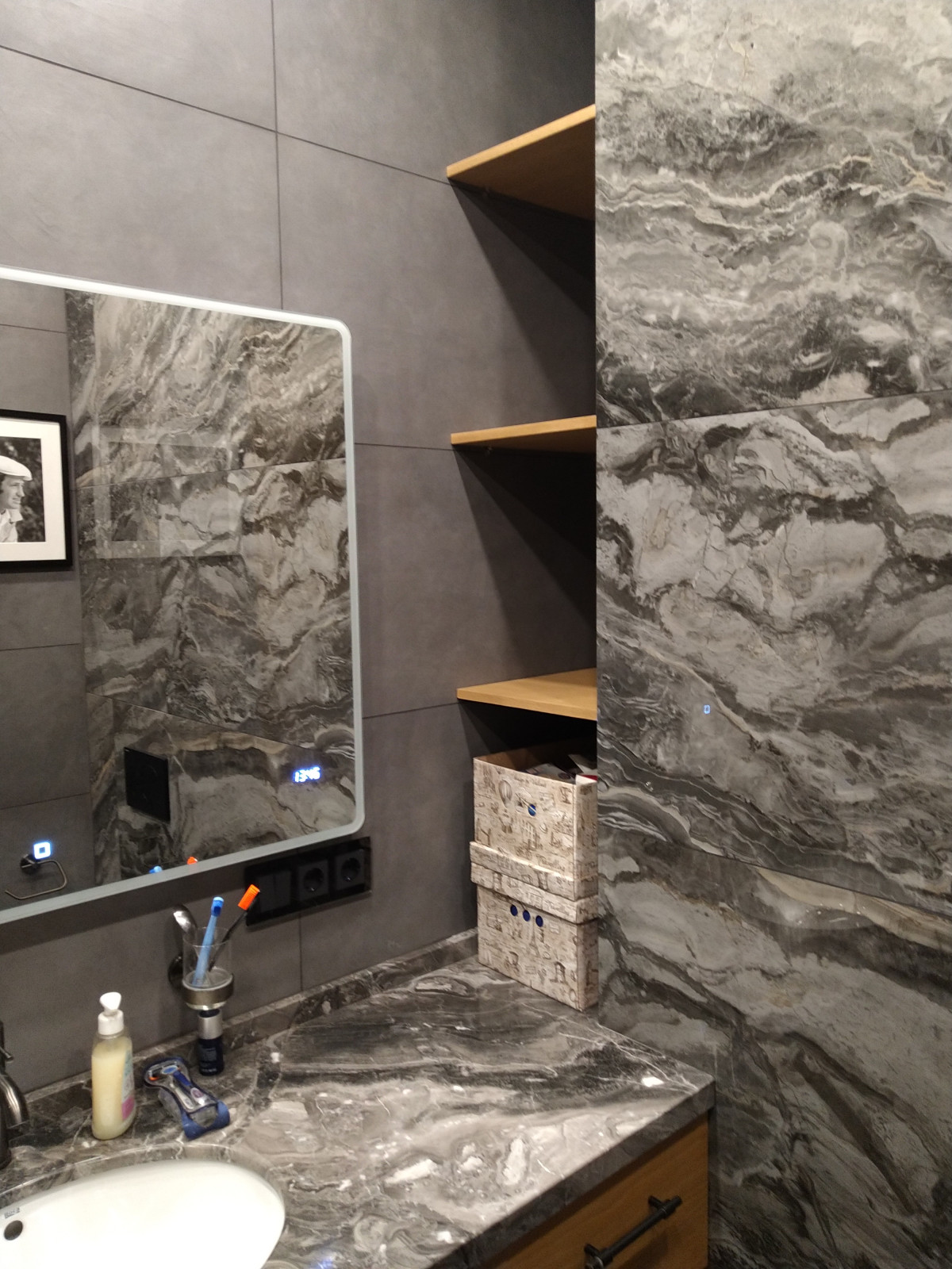 Глубокие полки в нише