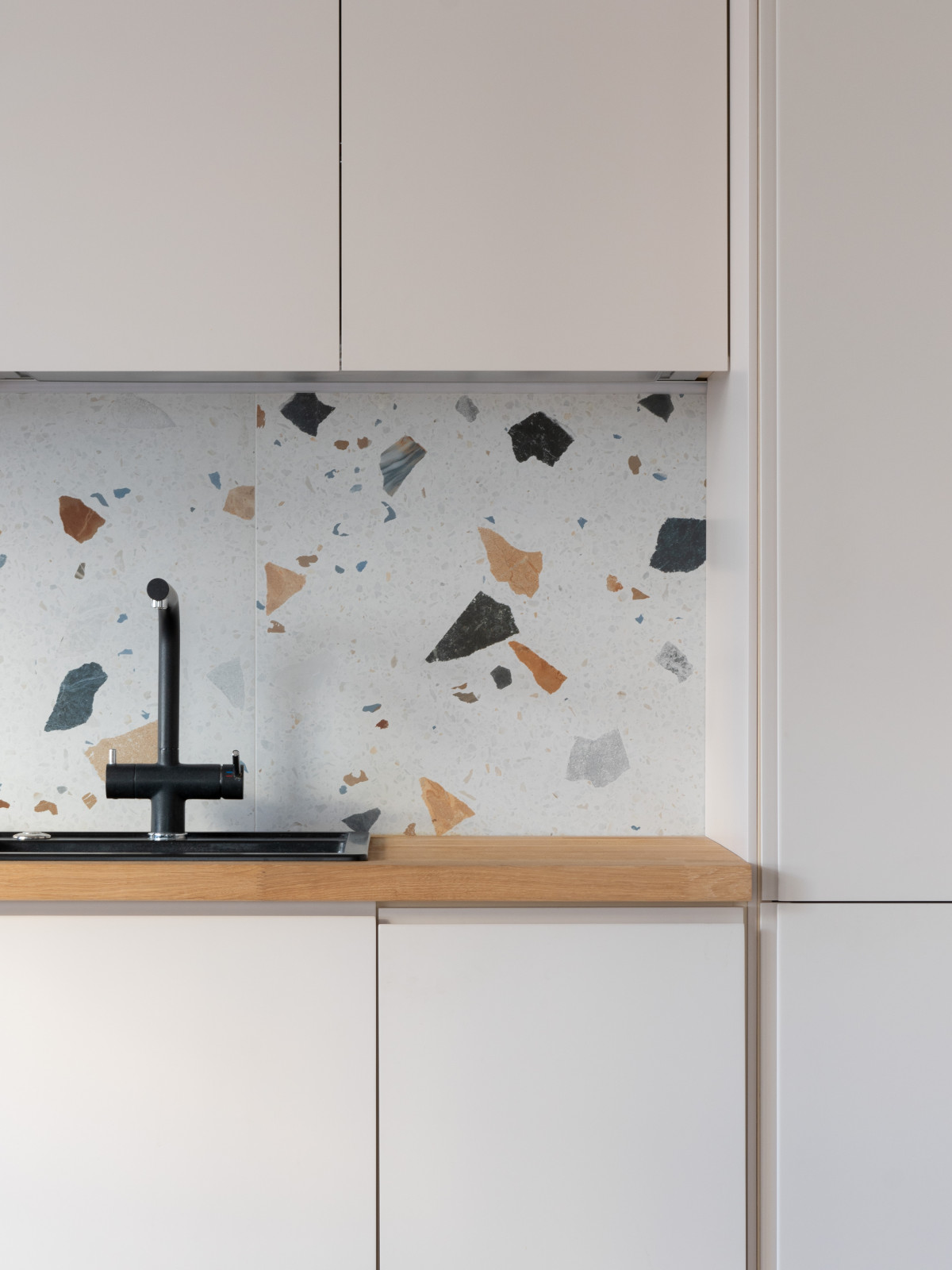 Двухкомнатная квартира с зеленой перегородкой в гостиной