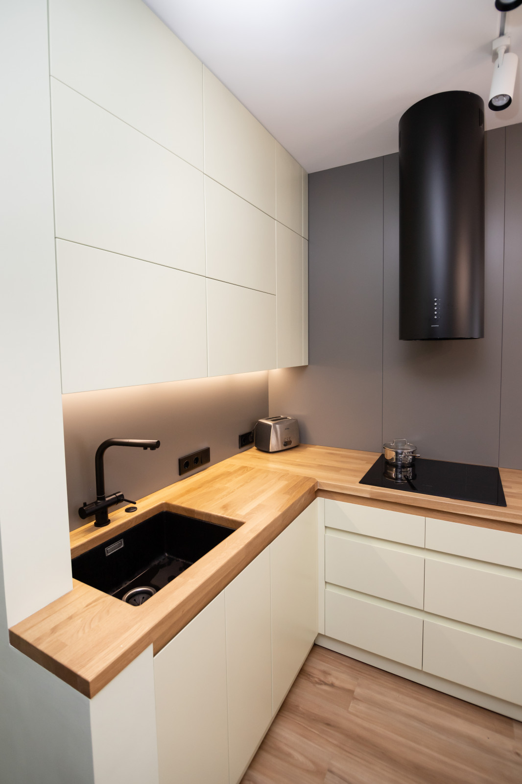 Компактная кухня-прихожая в современном стиле