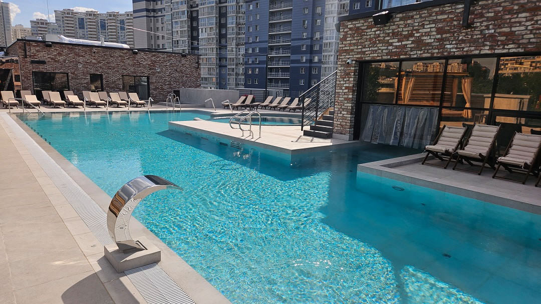 Бассейн на крыше "Грэмм Сити"