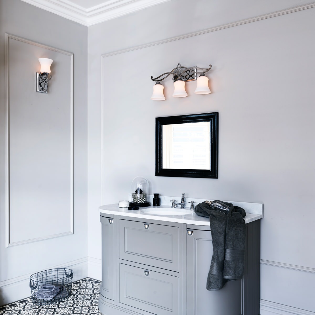 Оформление ванной комнаты бра Hinkley