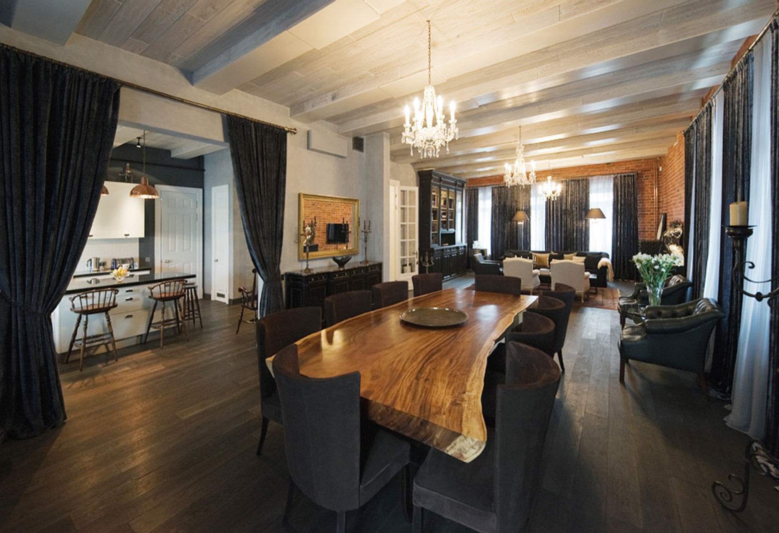 Houzz тур: Столичный лофт с коллекцией раритетов и киномотивами